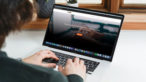 Layout de website corporativo em desenvolvimento