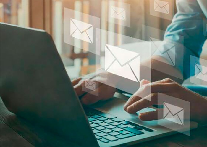 Caixa de e-mail corporativo aberta em um computador